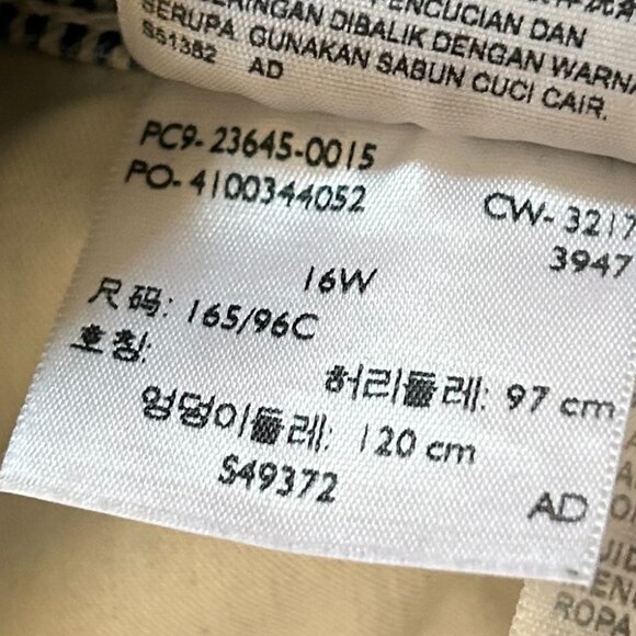 Ladies' Levi's striped knee-length (Bermuda) roll-cuff shorts, Size 16W - Picture 9 of 10